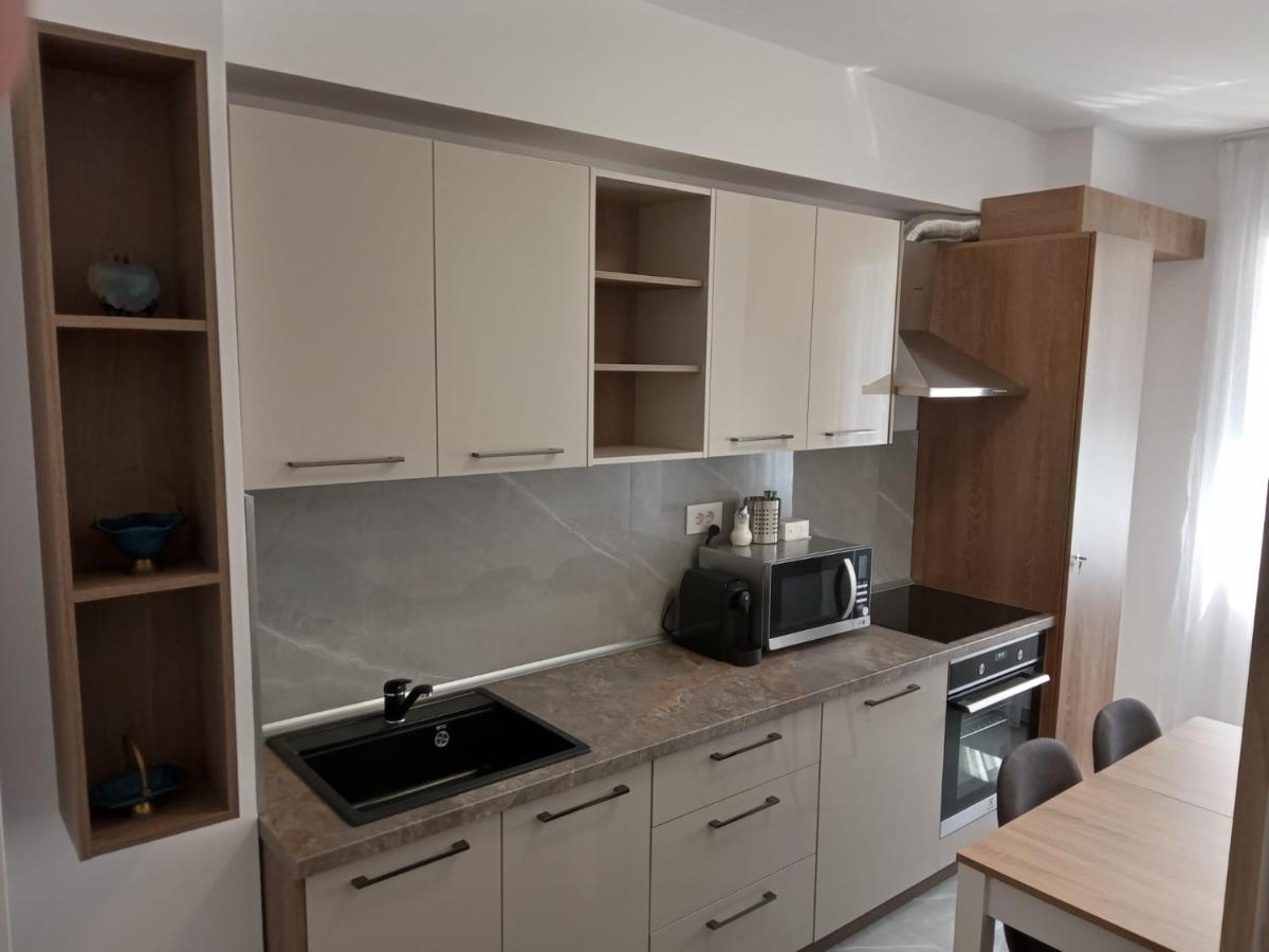 Apartament Gabriella'S Home Oradea Bagian luar foto